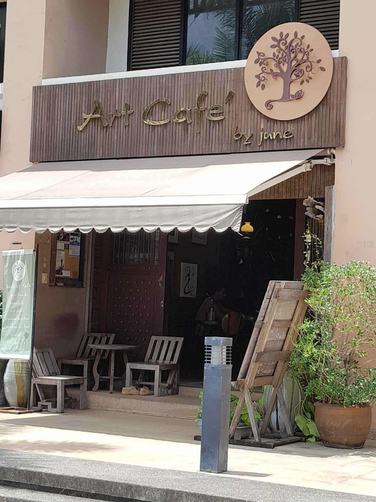 Art Cafe By June