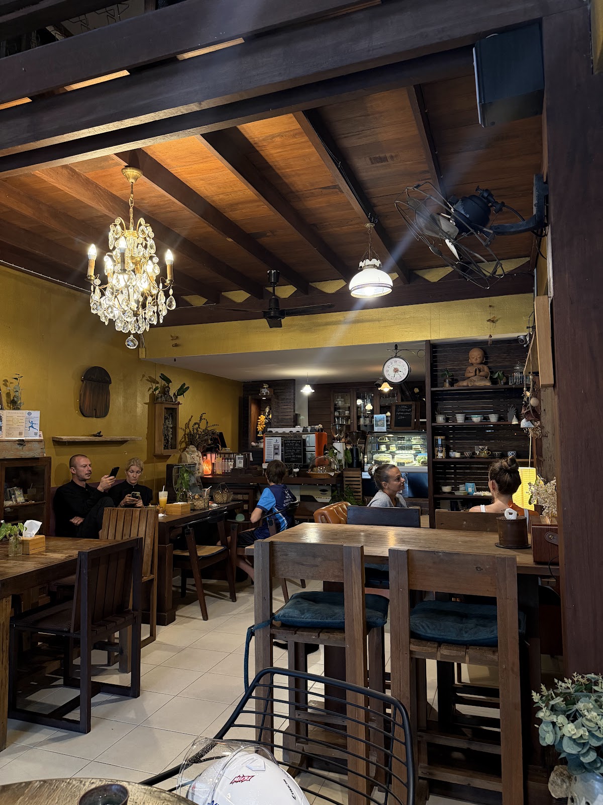 Art Cafe By June