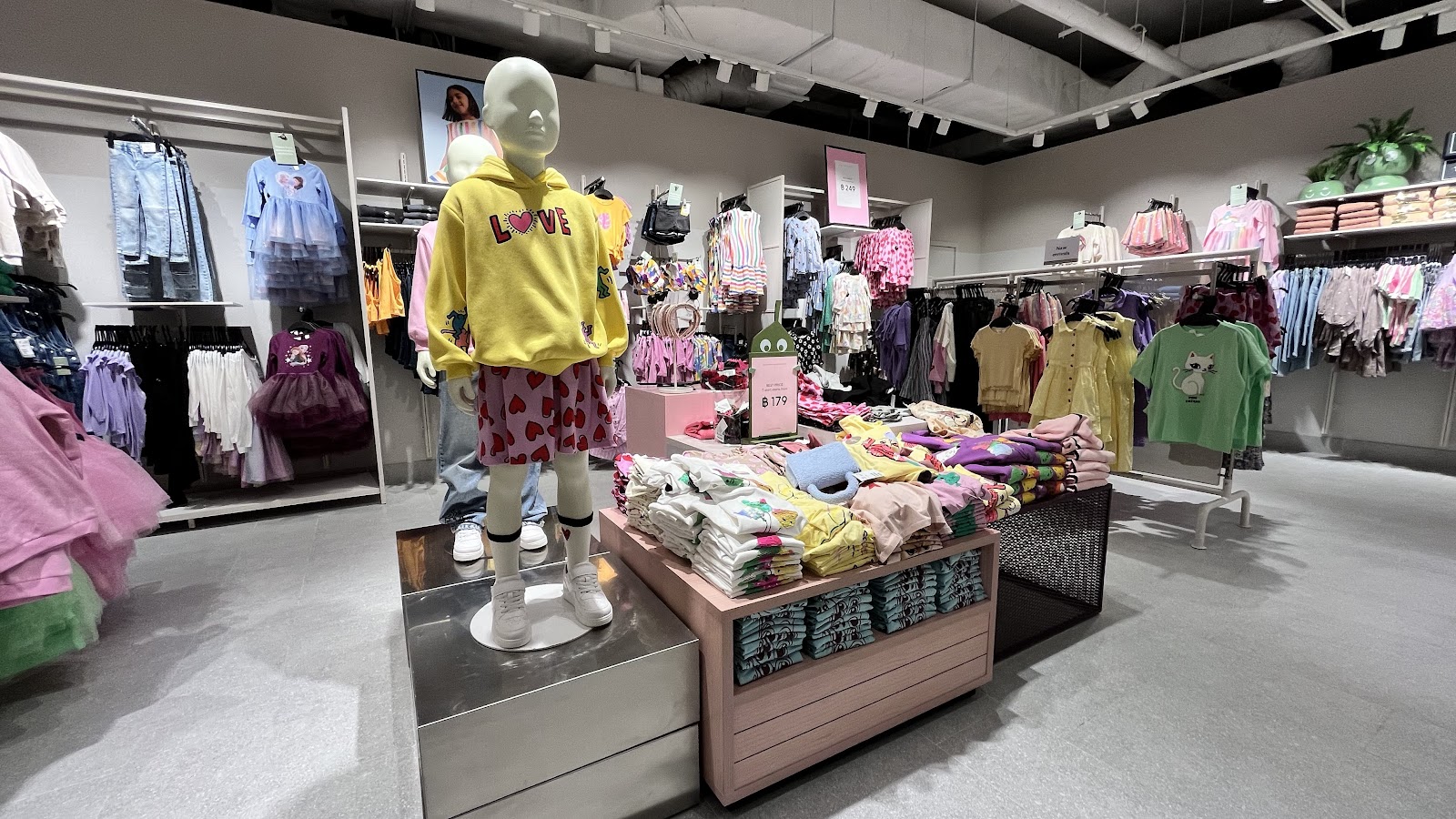H&M - Gallery image 5