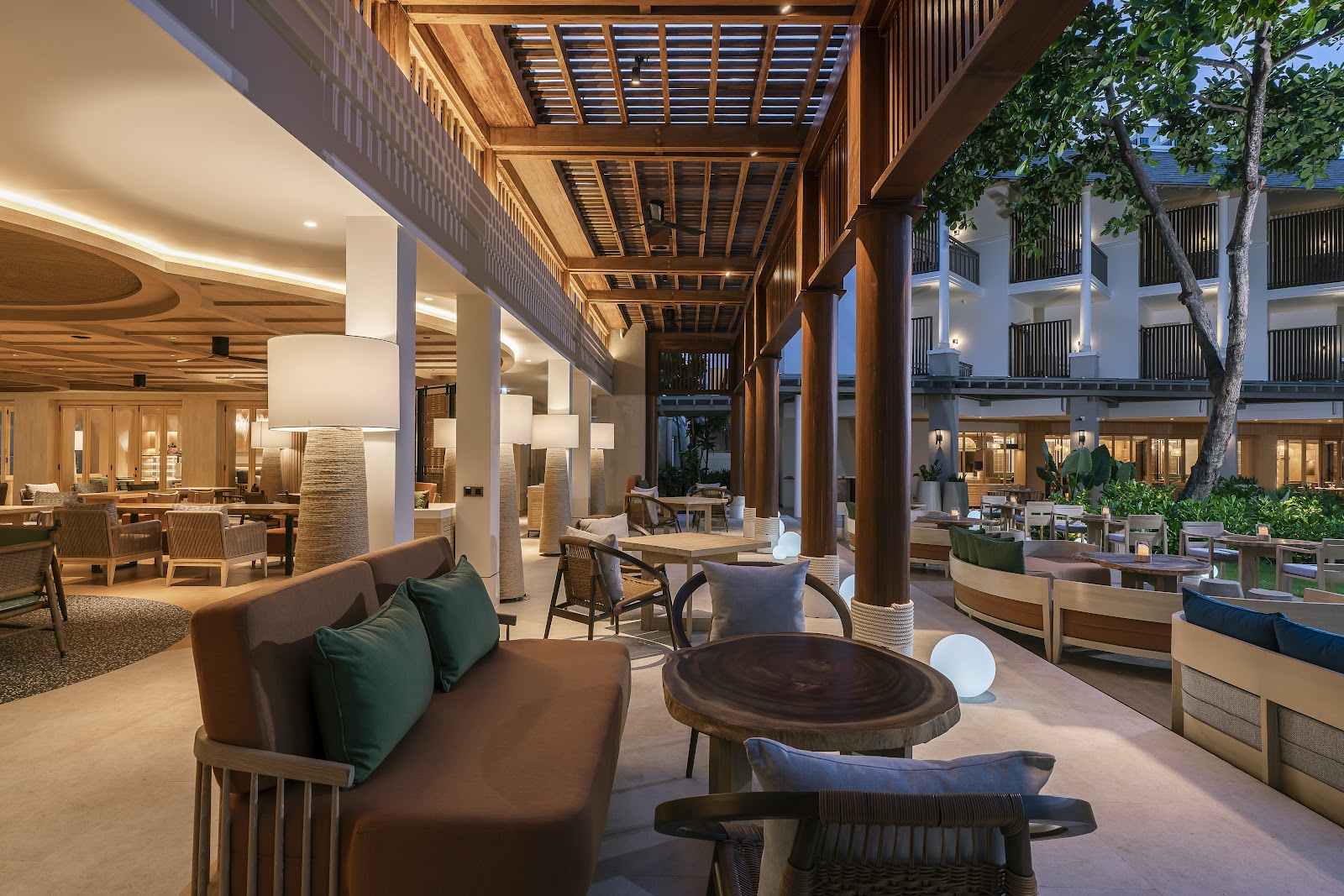 Holiday Inn Essence Bar & Lounge