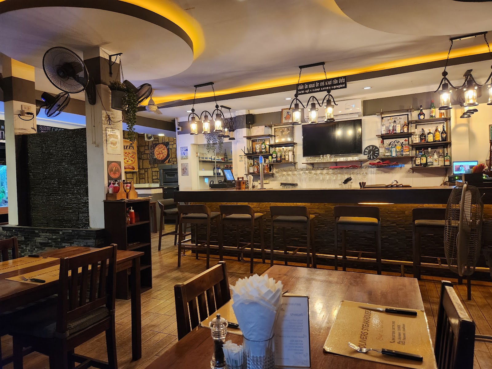 Oliver's Steakhouse Bar & Grill - Gallery image 4