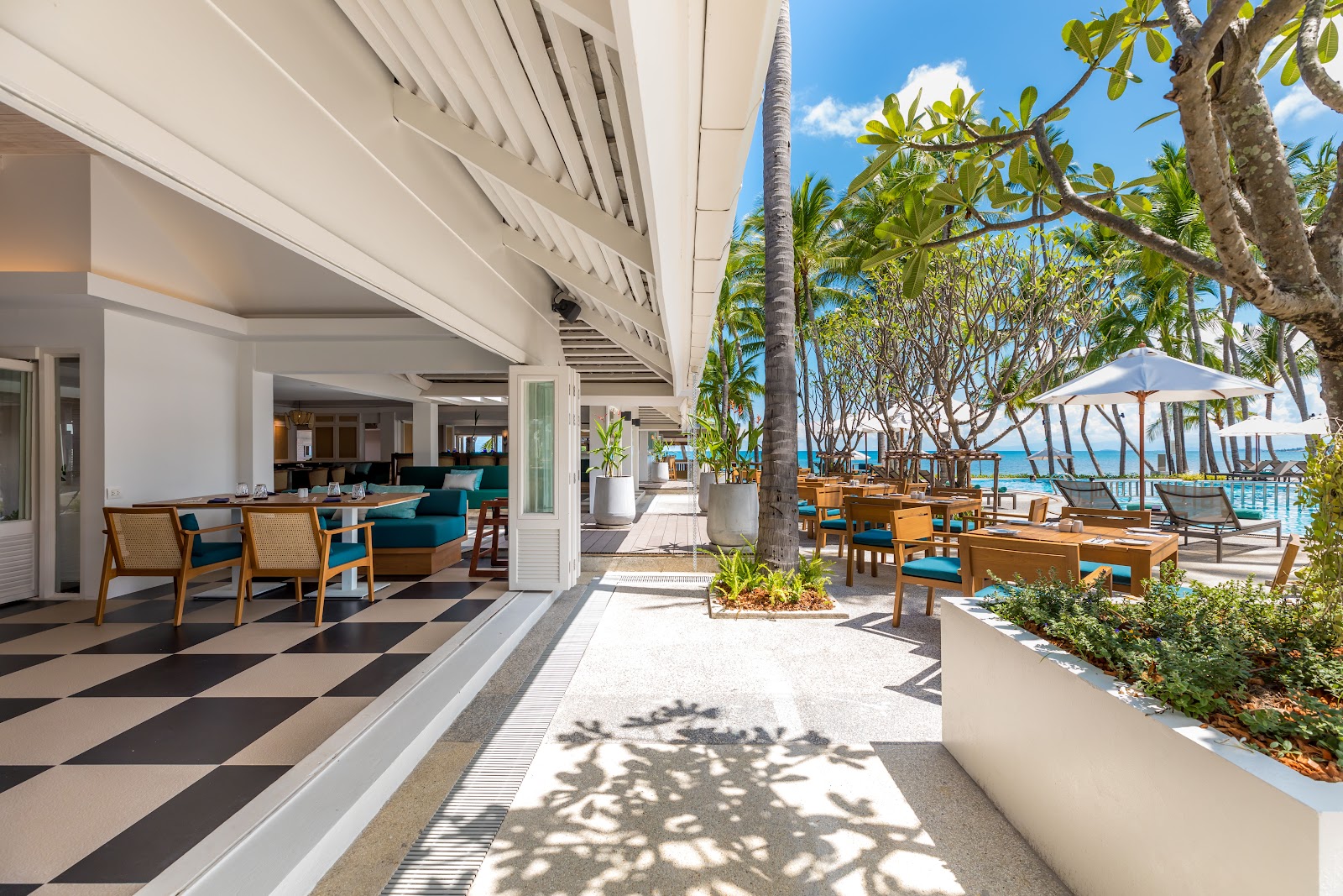 Outrigger Voyager 47 Club Lounge