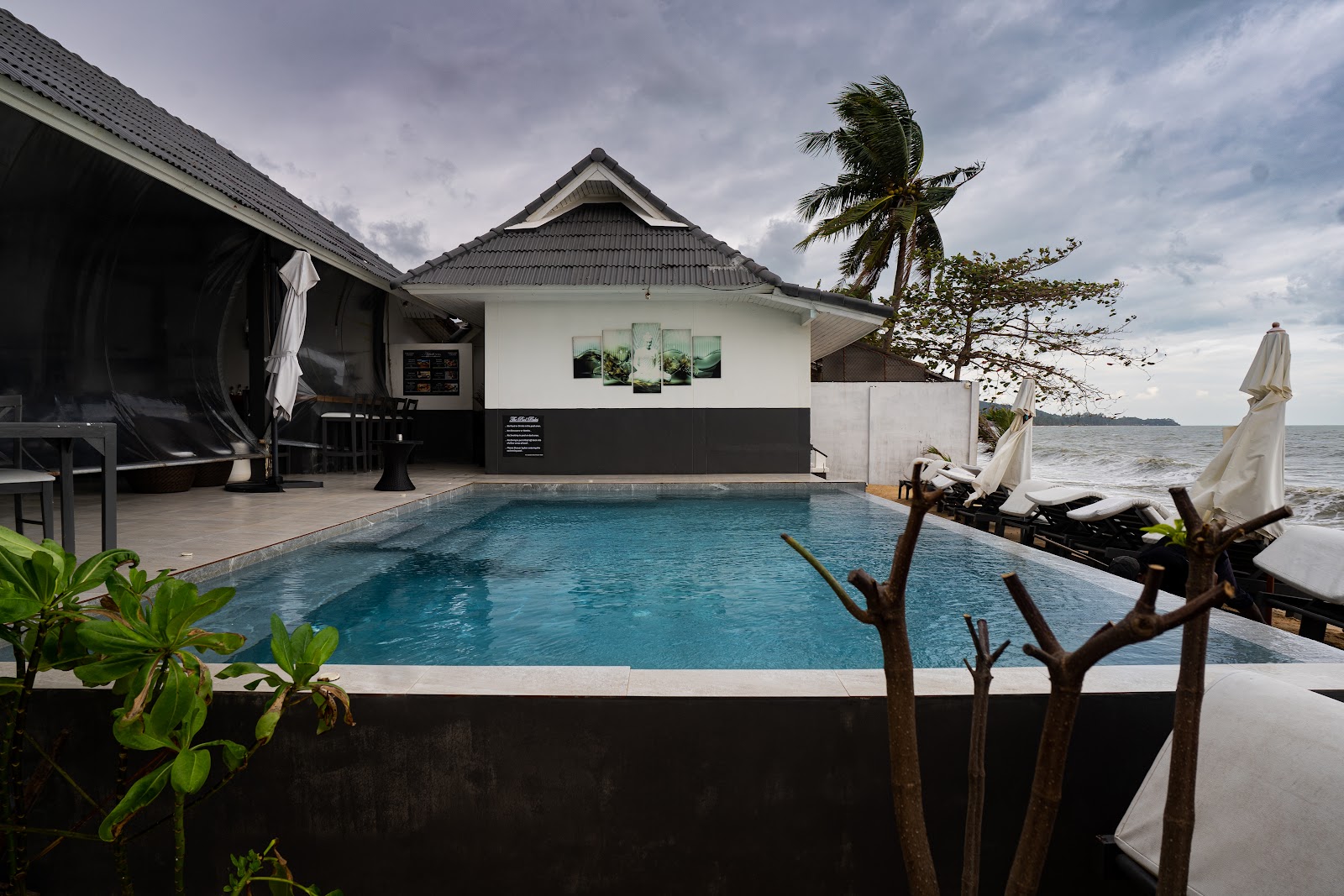 The Cosy Maenam Beach Resort, Pool Bar & Restaurant